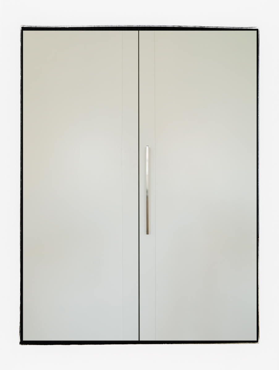 Schrank mit weissem Schleiflack
